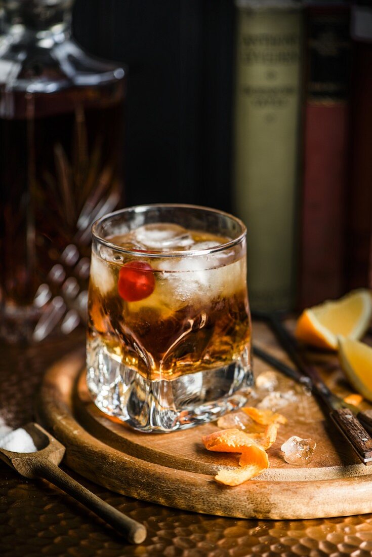 Whiskey mit Cocktailkirsche und Orange