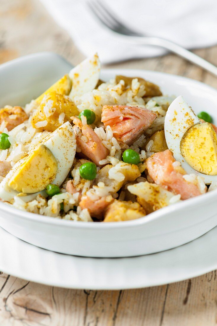 Kedgeree mit Lachs und gekochten Eiern (England)