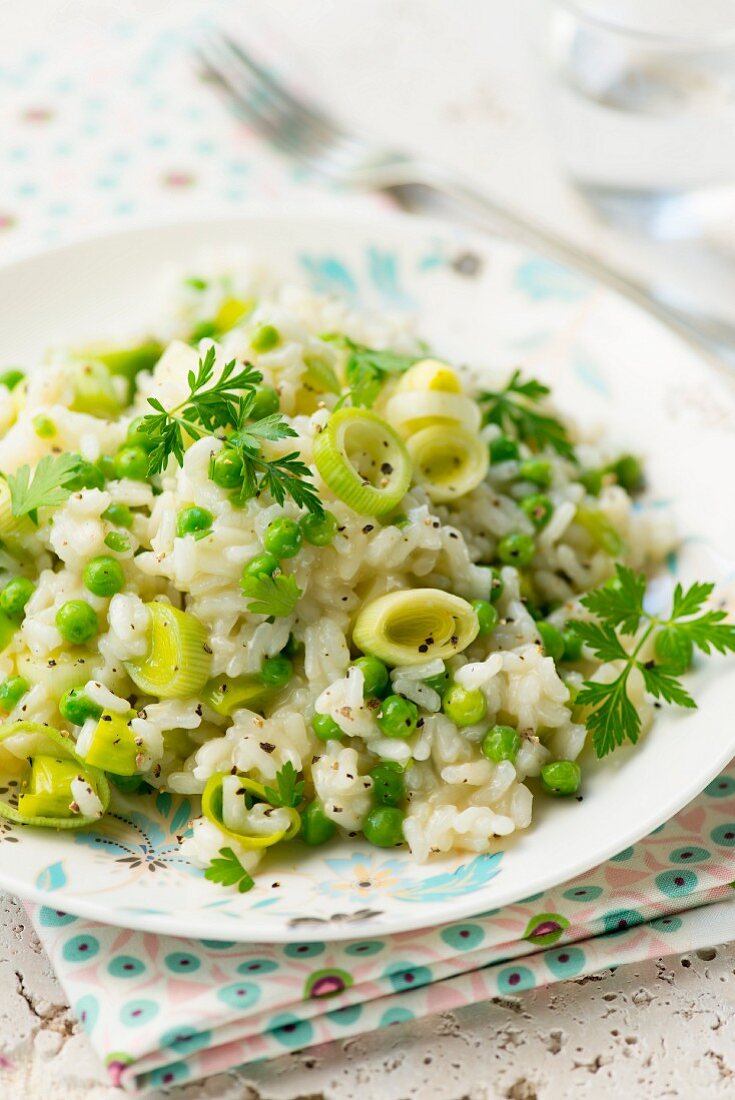 Pea risotto with leek and parsley