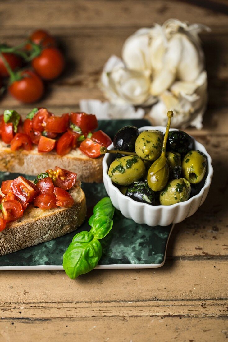 Bruschette (Röstbrot mit Knoblauch, Tomaten und Basilikum, Italien)