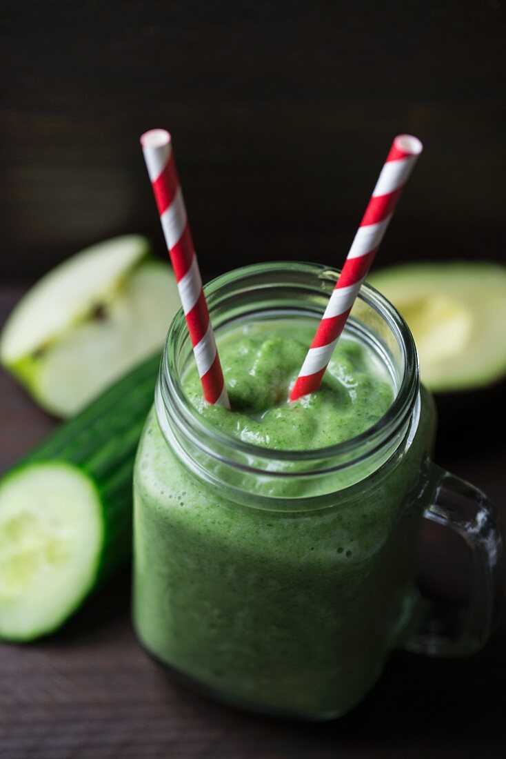 Grüner Smoothie aus Gurke, Apfel und Avocado