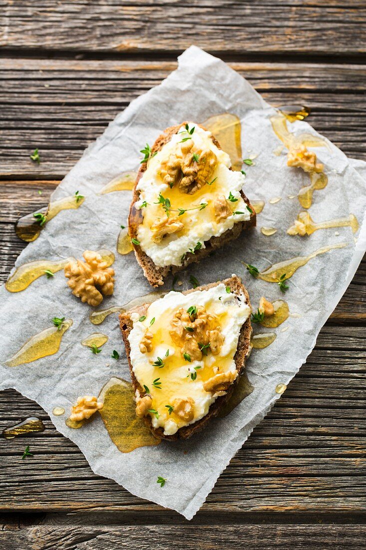 Mischbrot mit Ziegenkäse, Honig, Thymian und Walnüssen