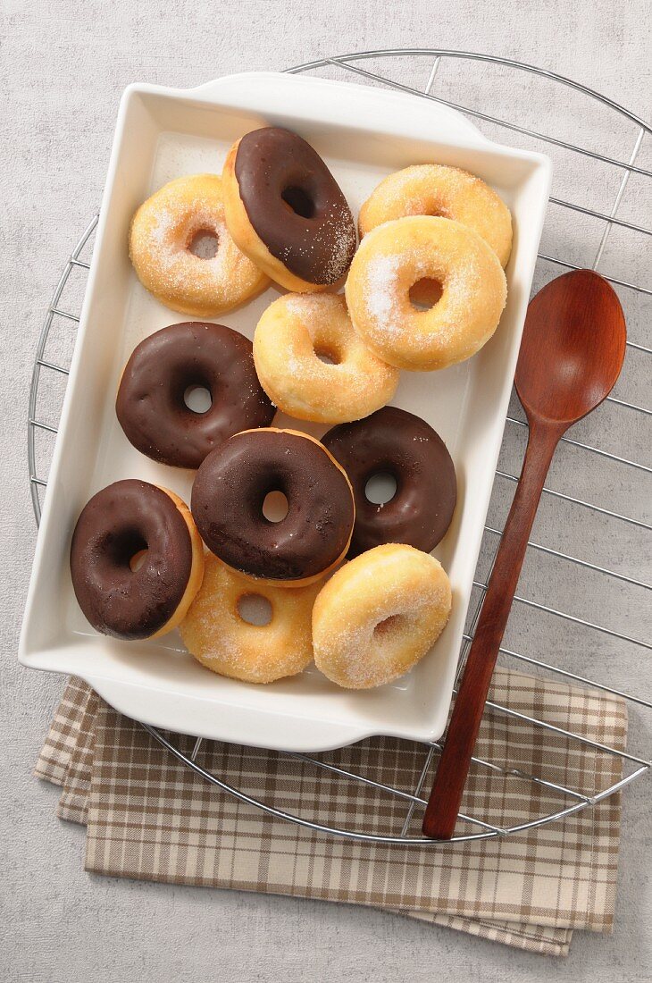 Doughnuts mit Zuckerguss und Schokoladenglasur