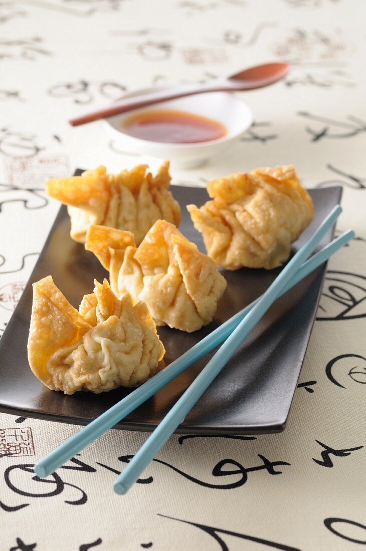 Deep-fried pastry parcels (Asia)