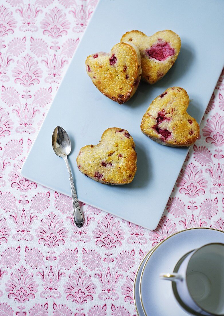 Herzförmige Beerenmuffins