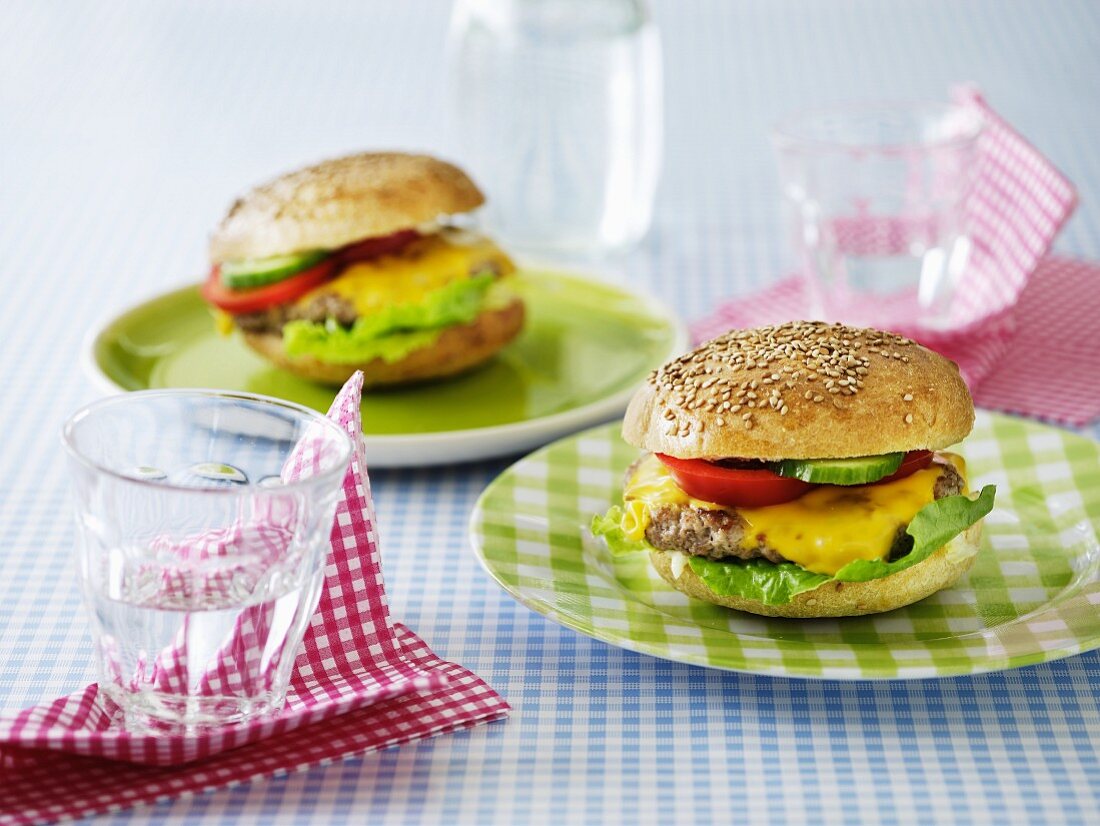 Cheeseburger mit Gurke und Tomate