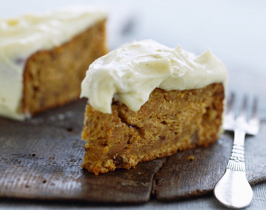 Karottenkuchen mit Frischkäseglasur