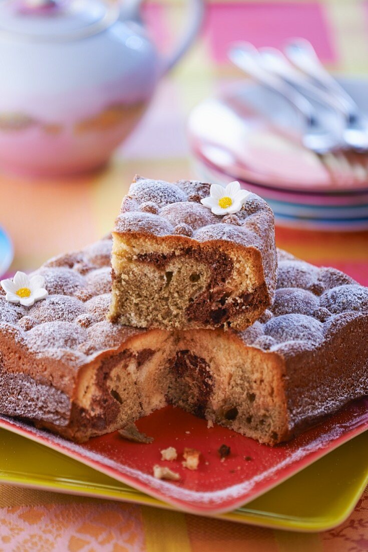 Marmorkuchen mit Puderzucker, angeschnitten