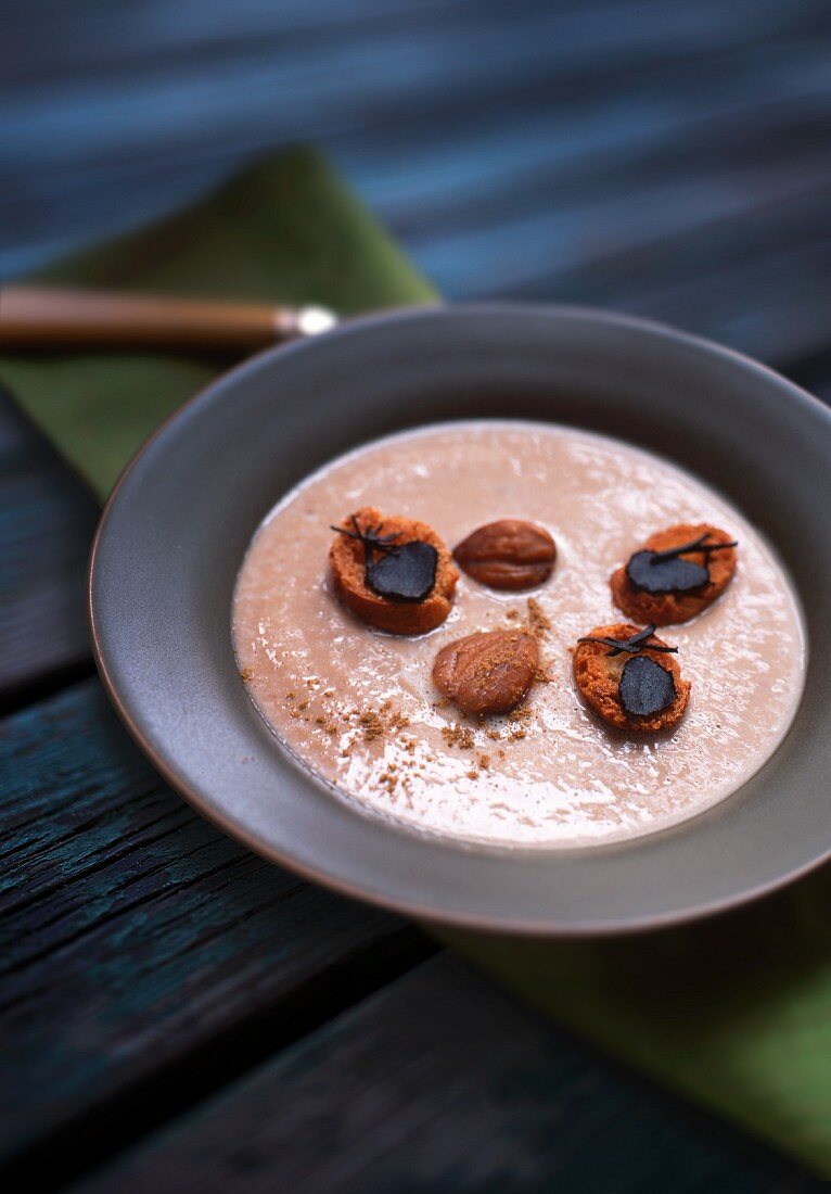 Kastaniensuppe mit gegrillten Kastanien