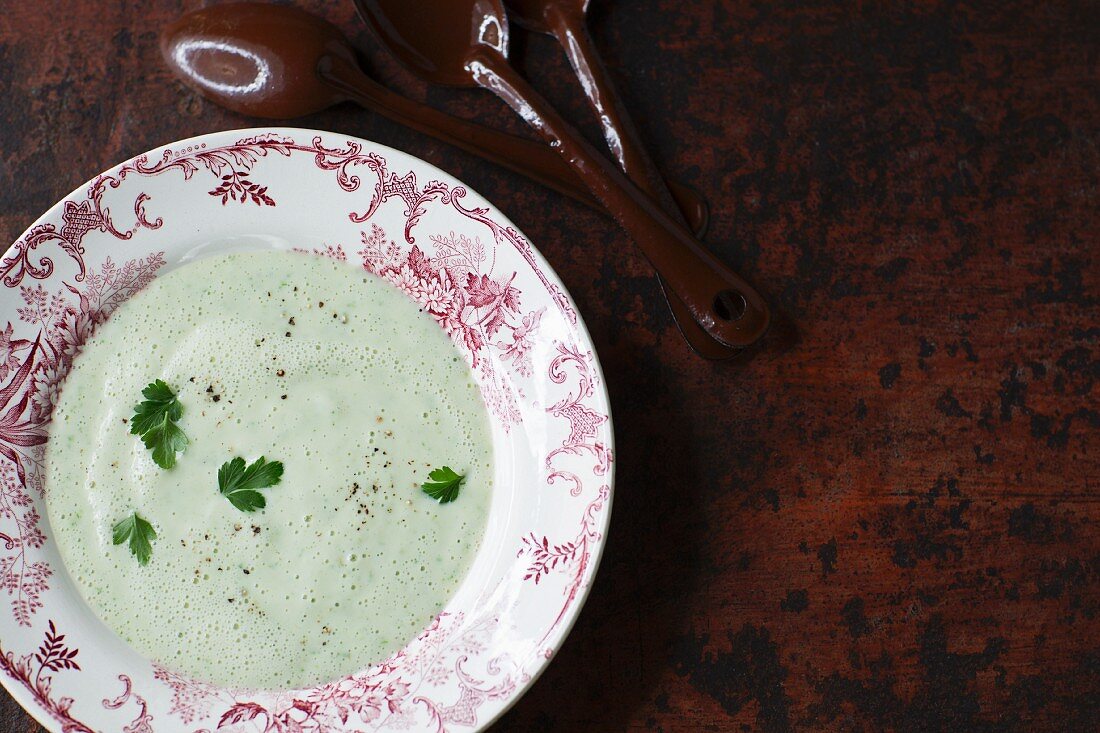 Zuckerrübensuppe mit Petersilie