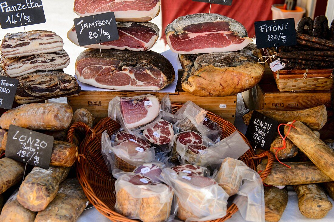 Verschiedene Schinkensorten auf Markt in Ajaccio (Korsika)