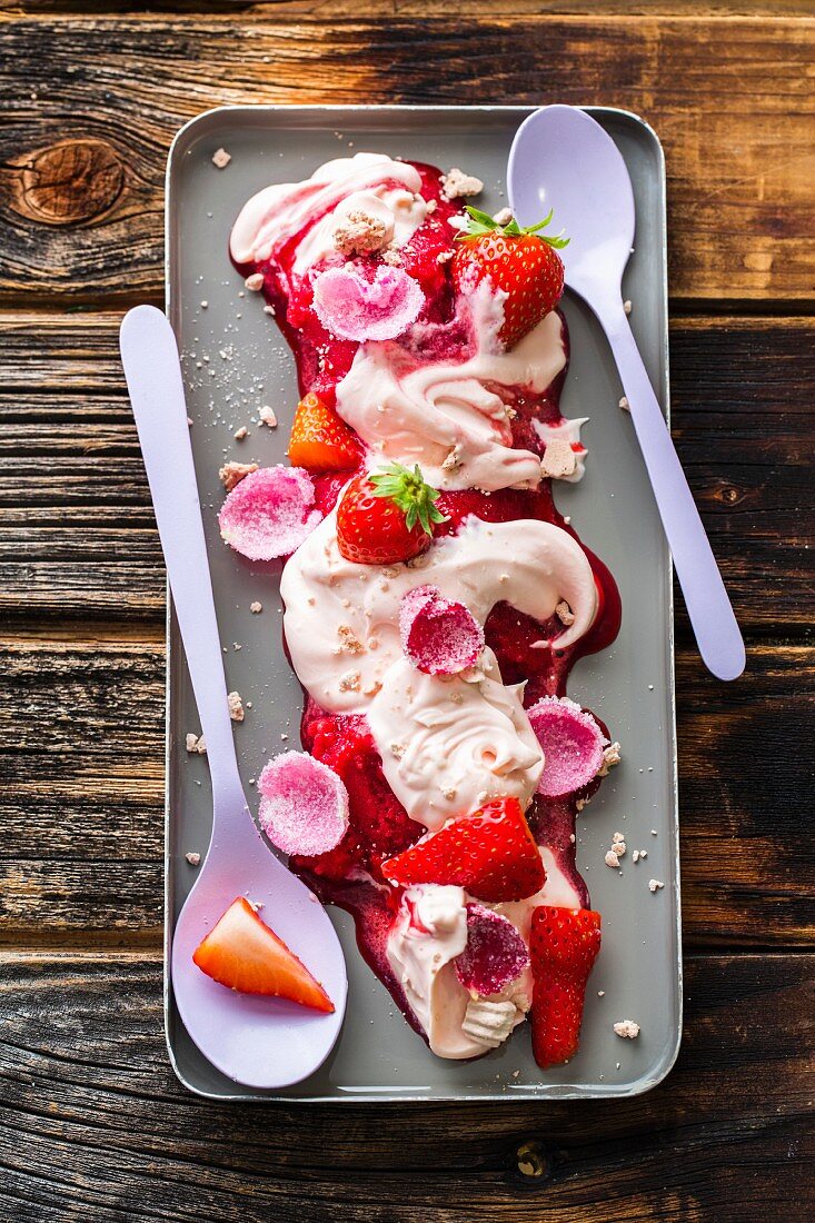 Erdbeer Eton Mess mit Erdbeersorbet und kandierten Rosenblütenblättern