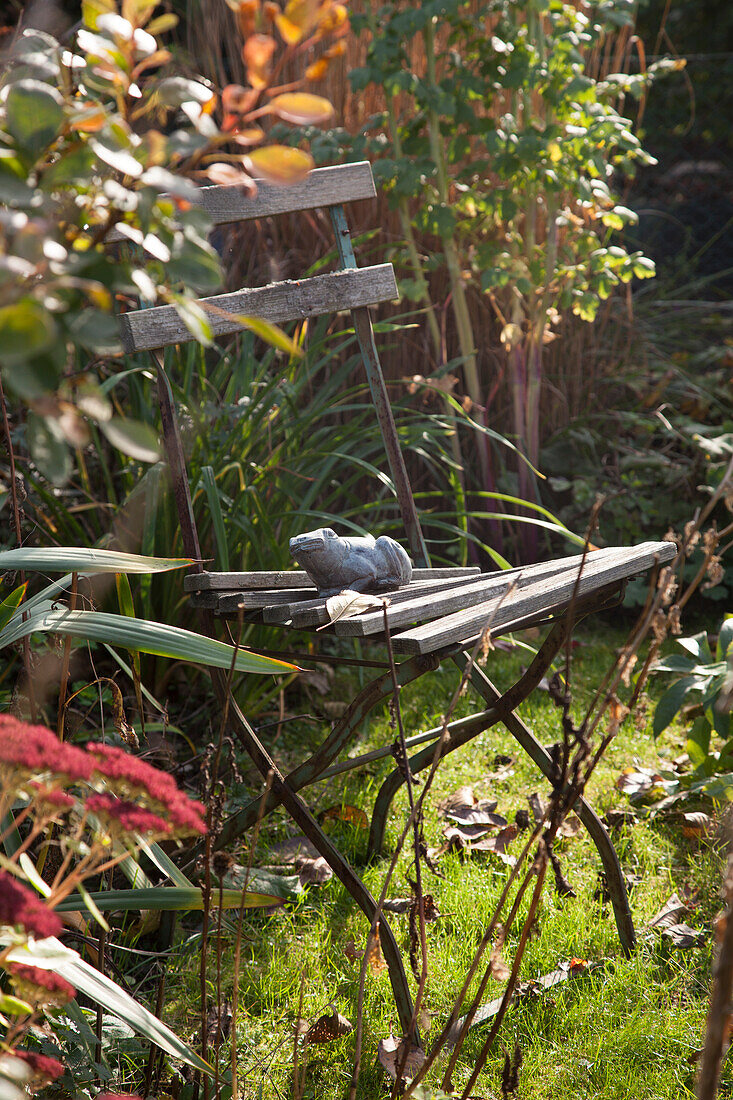 Kaputter Biergartenstuhl im Herbstgarten