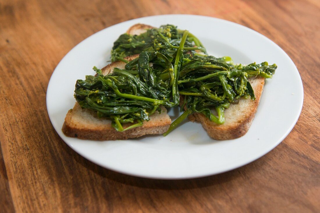 Gedünsteter Broccoletti auf Brot