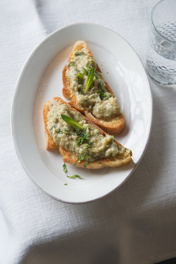 Knuspriges Brot mit Auberginencreme