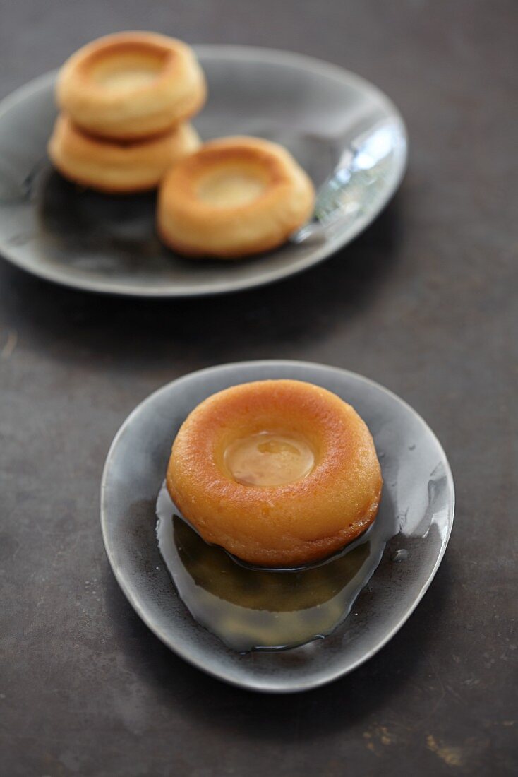 Baba au Rhum (mit Rum getränktes Hefegebäck)