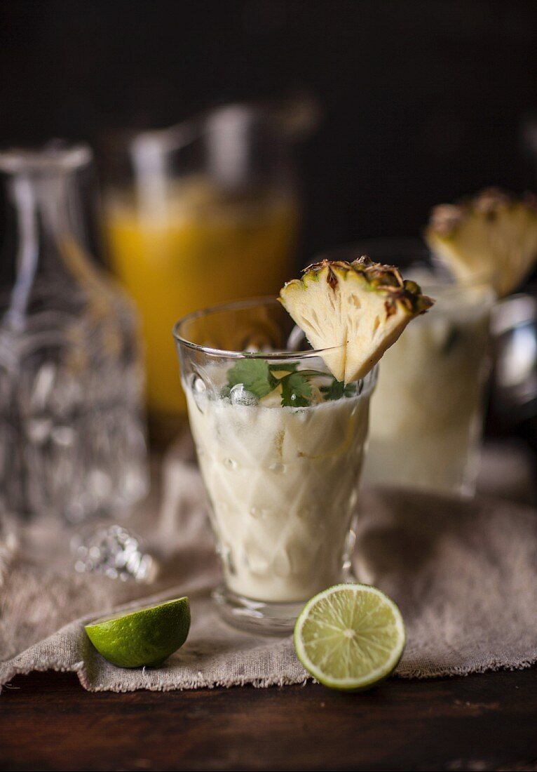 Tiger Milk Cocktail mit Kokoslikör und Ananas