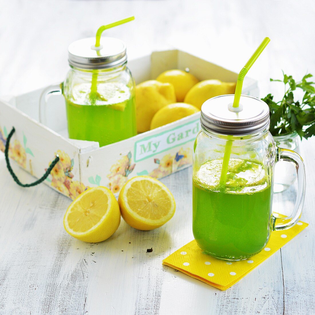 Limonade aus frischen Zitronen und Kräutern