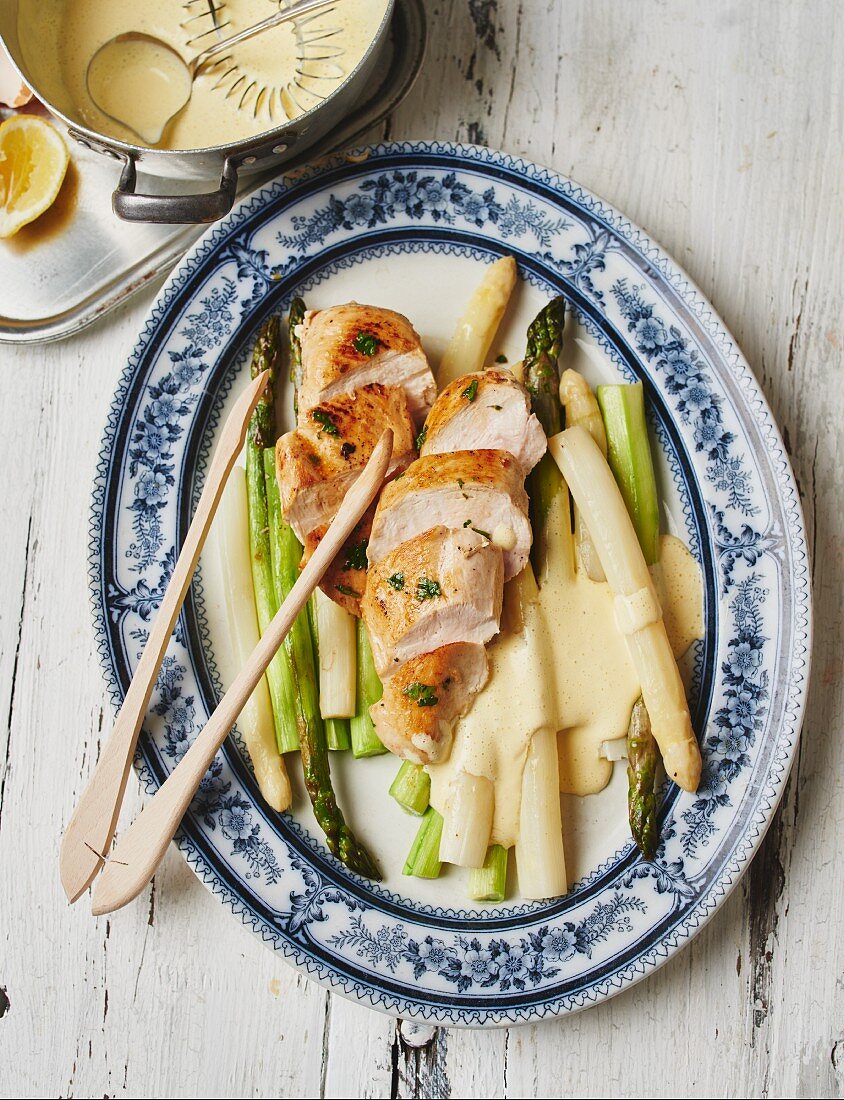 Asparagus with chicken breast and Hollandaise sauce