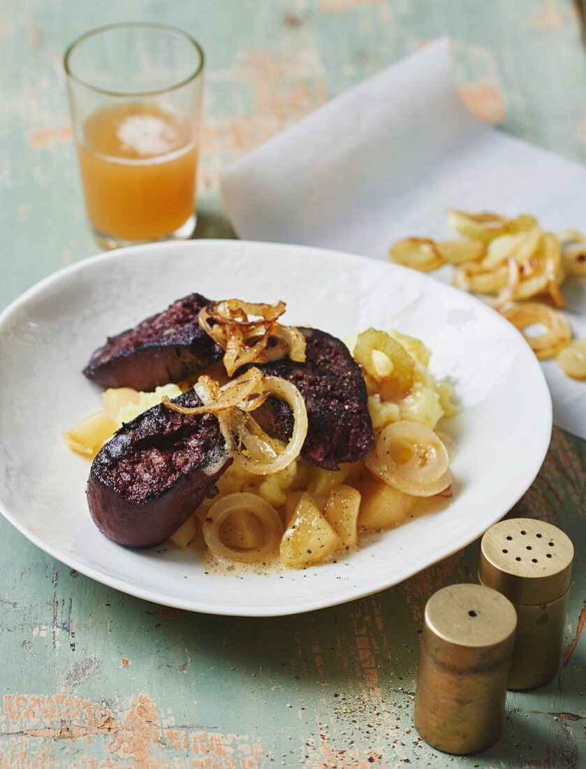 Himmel und Erde (black pudding, fried onions, and mashed potato with apple sauce)