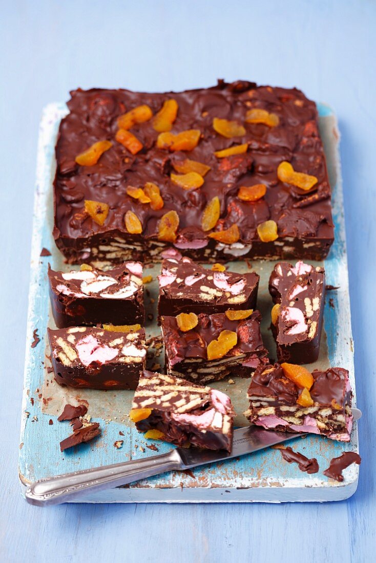Rocky Road cake with marshmallows and dried apricots (USA)