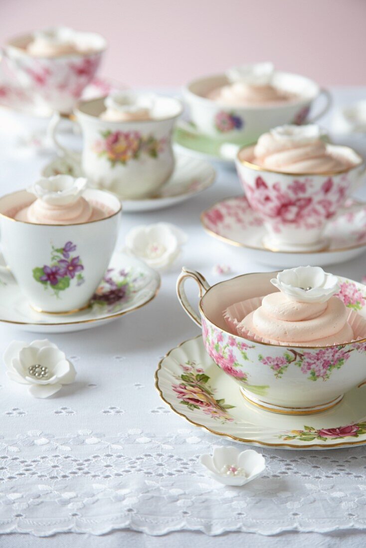 Romantische Blumen-Cupcakes zum Valentinstag in Teetassen