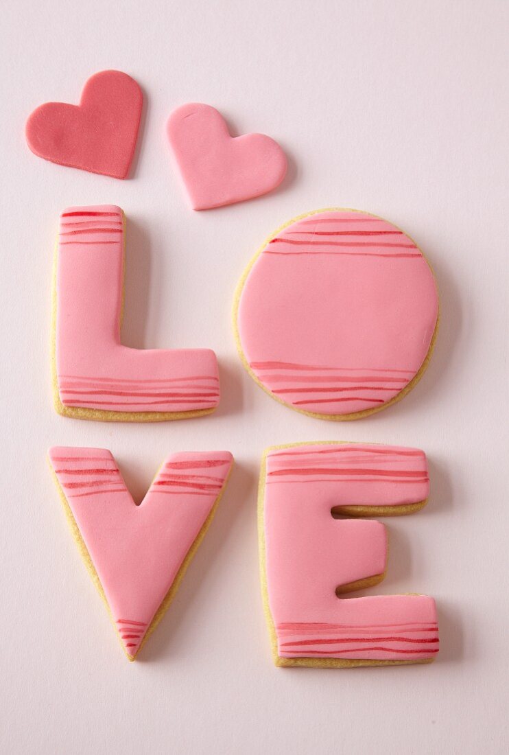 Pinkfarbene LOVE-Plätzchen zum Valentinstag