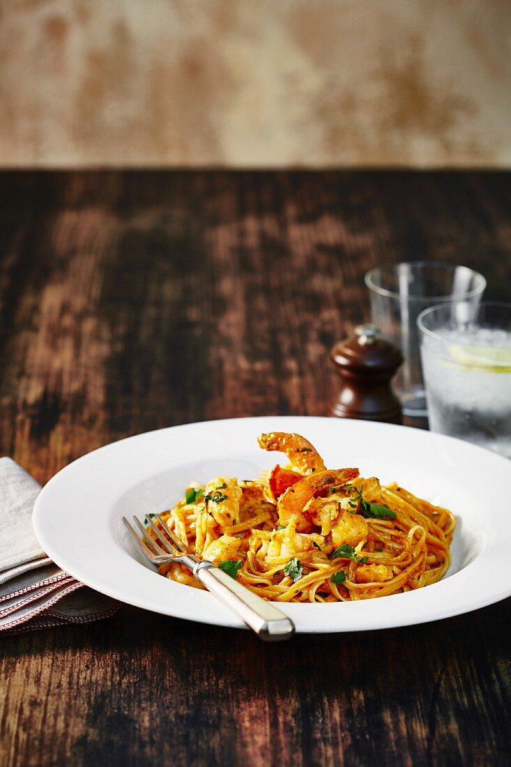 Linguine with prawns and tomatoes