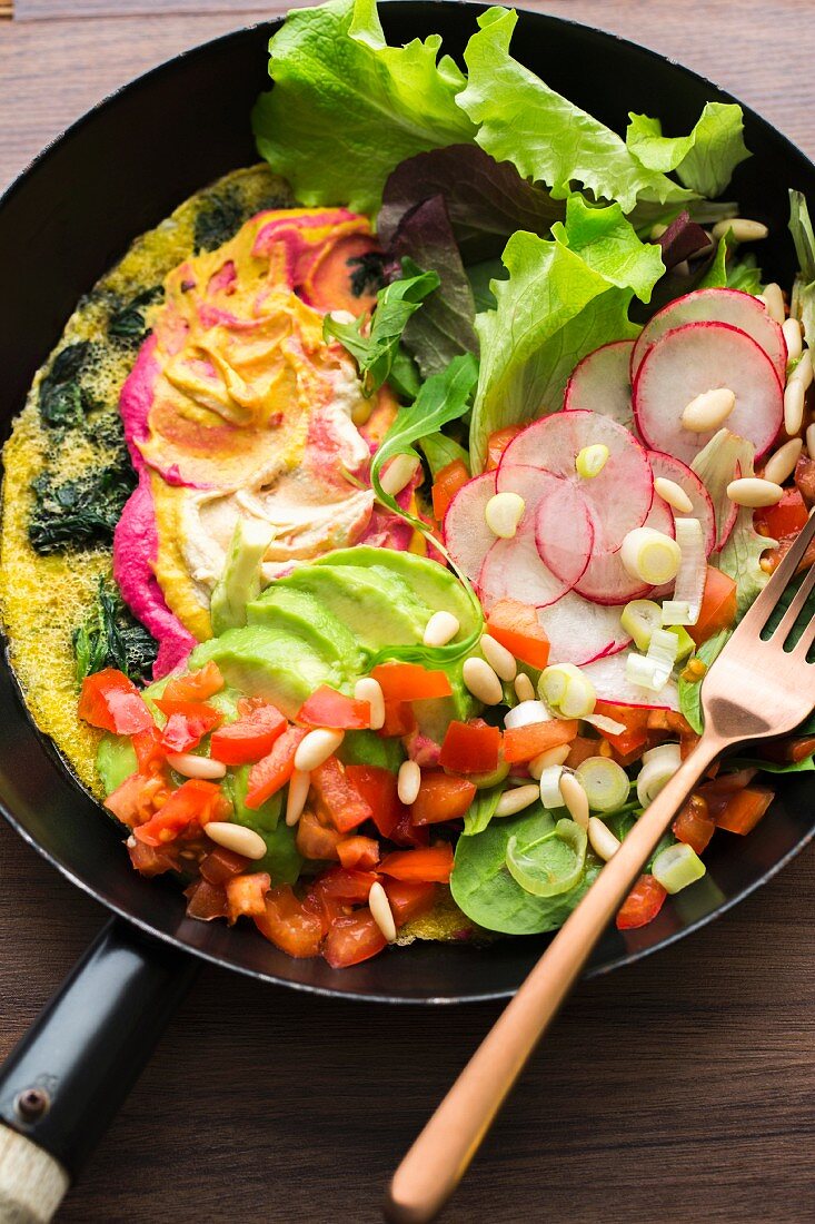 Knoblauch-Spinat-Omelett mit Hummus und Gemüse