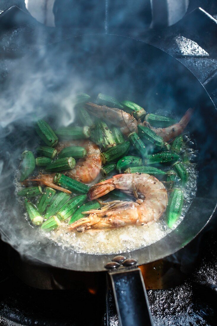 Garnelen mit Okraschoten in der Pfanne fritiert, Küche auf dem Machane-Jehuda-Markt, Jerusalem