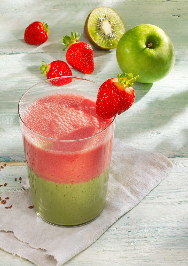 Zweischichtiger Erdbeer-Apfel-Smoothie mit Mandeldrink