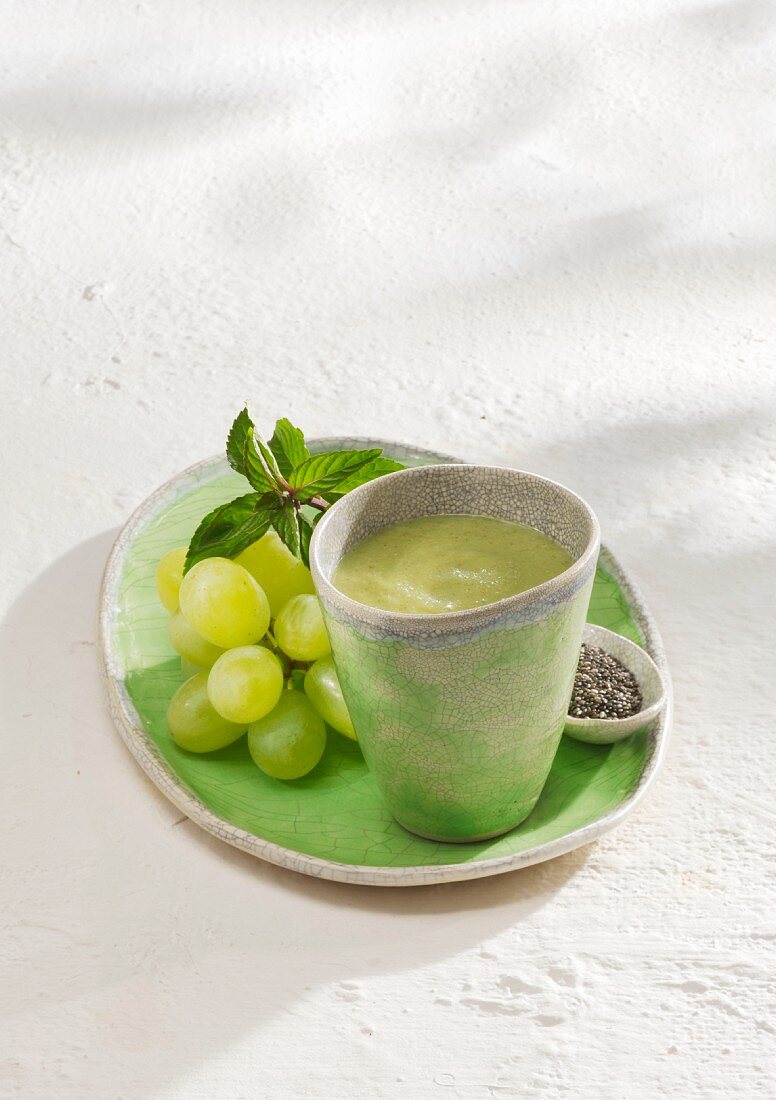 Grüner Tee-Smoothie mit Spinat, Trauben, Avocado & Chiasamen