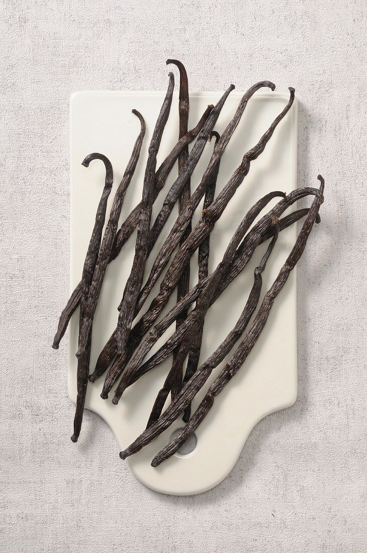 Vanilla pods on a chopping board (seen from above)