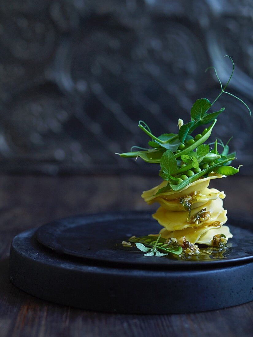 Ravioli mit Nüssen, Erbsen und Minzpesto