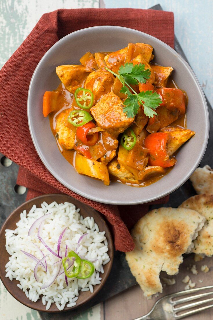 Hähnchen Vindaloo mit Reis und Fladenbrot (Indien)