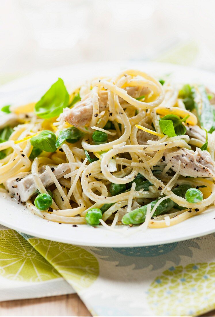 Spaghetti with chicken, peas and a creamy sauce
