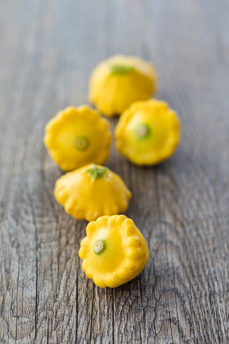 Gelbe Zucchini der Sorte Sunburst (Patisson-Kürbisse)