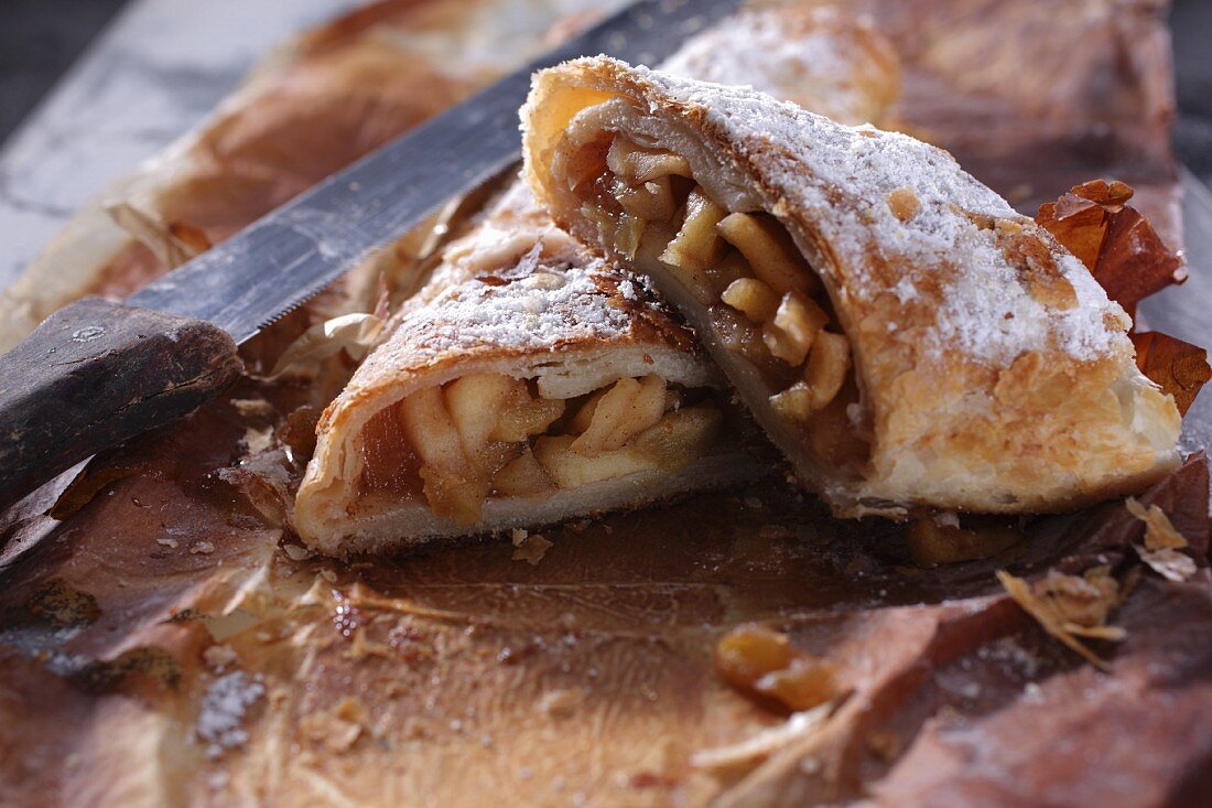 Obststrudel mit Puderzucker