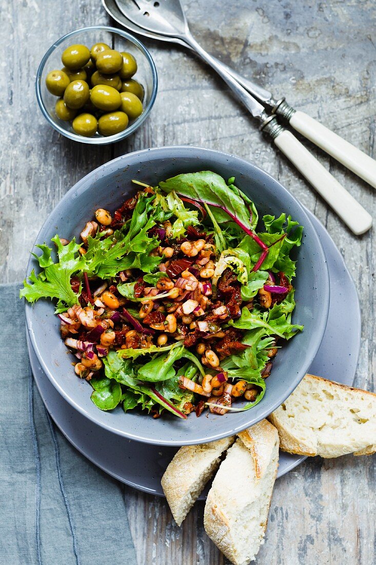 White bean salad with dried tomatoes