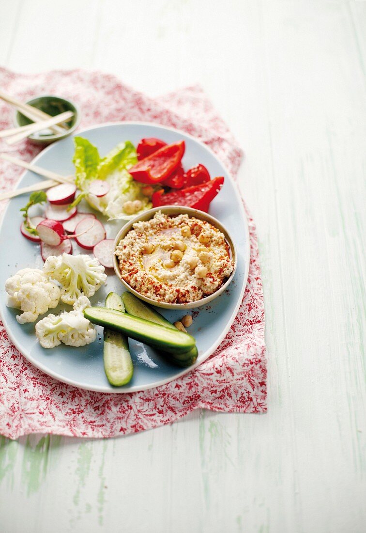 Hummus aus Kicherersensprossen und rohes Gemüse zum Dippen