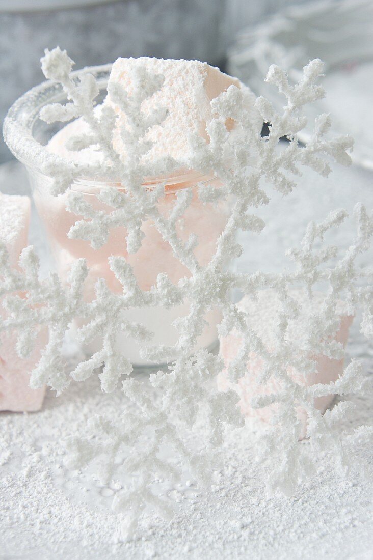 Marshmallows mit Schneeflocke aus Baiser und Puderzucker