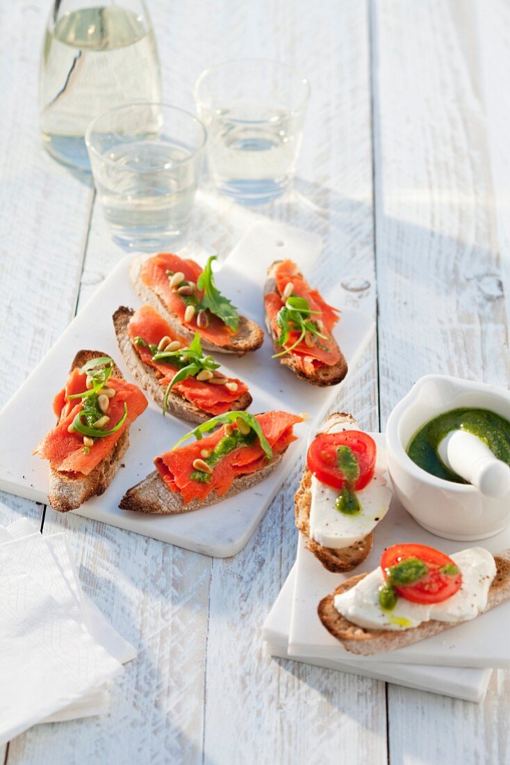 Bruschette mit Lachs und Rucolapesto