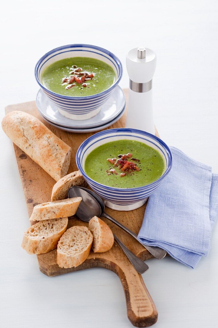Spinach and courgette cream soup with bacon