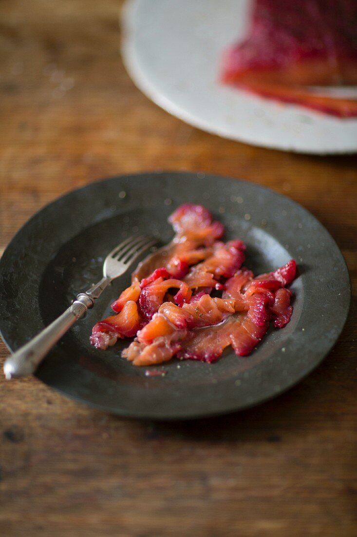 Graved lax with a beetroot crust, sliced