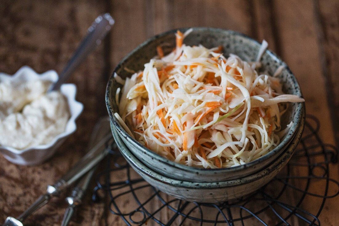 Coleslaw made from white cabbage and carrots with a mayonnaise dressing (USA)