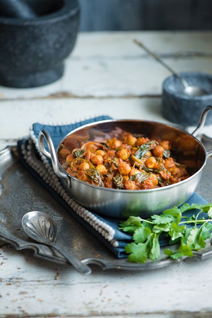 Kichererbsencurry mit Spinat und Koriandergrün (Indien)