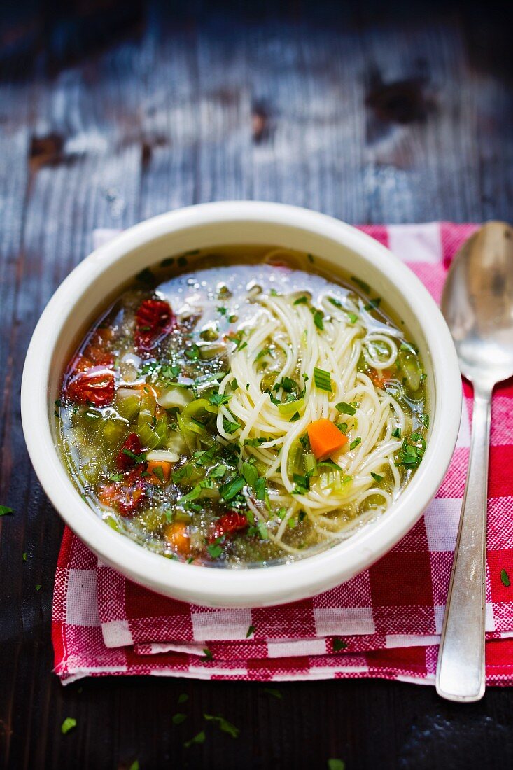 Nudelsuppe mit Gemüse in Suppenschale