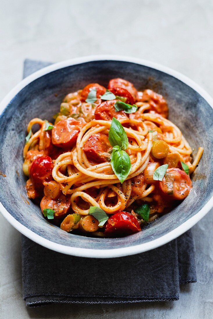 Spaghetti mit Tomaten und Basilikum