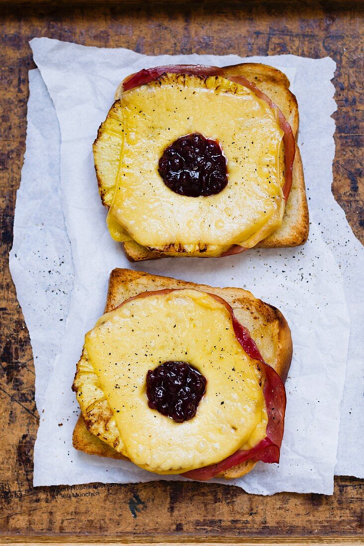 Toast Hawaii mit Preiselbeeren