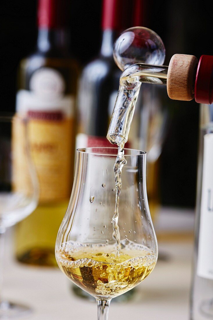 Destillat wird in Glas eingefüllt